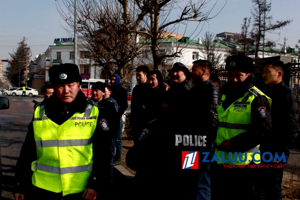 Төрийн ордны баруун жигүүрийг хамгаалалтад авлаа