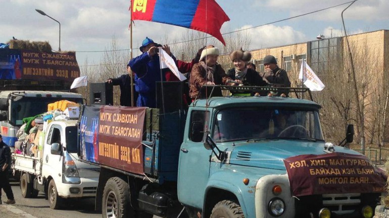 Хоёр гавьяатын санаачилсан хандивын өвс, тэжээл малчдын зүг хөдлөв