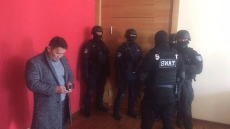 Баянгол зочид буудлыг цагдаагийн тусгайгийнхан бүслээд байна