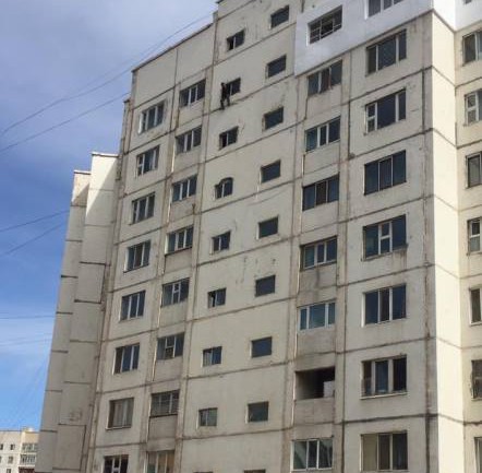 Есөн давхарын цонхоор үсэрч амиа хорлохыг завдсан залууг аварчээ