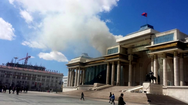 Төрийн ордоны төв хаалгаар орохыг түр хамгаалав