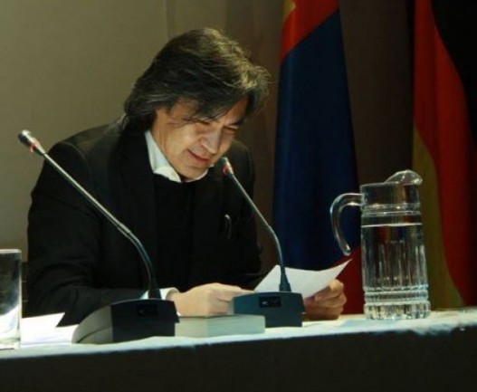 Өнөөдөр Ар Монгол үлгэр домог, мухар сүсэг ярьсан агуйд гал тойроод л сууцгааж байна