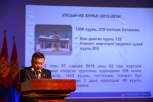 Эрх дархтайгаа харуулах гээд ичгэвтэр байдалд оров