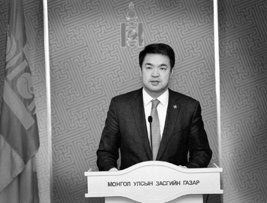 Гартаа барьж үзээгүй хувьцааныхаа нэг хэсгийг зараад наадмын хорхог боодгоо идэх нь…
