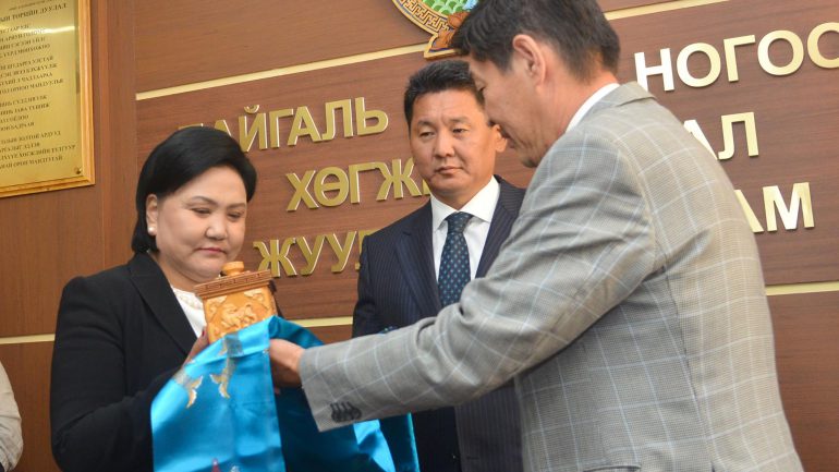 Сайд болоод баахан хүн халдаг түүхээ битгий давтаарай, Д.Оюунхорол сайд аа!