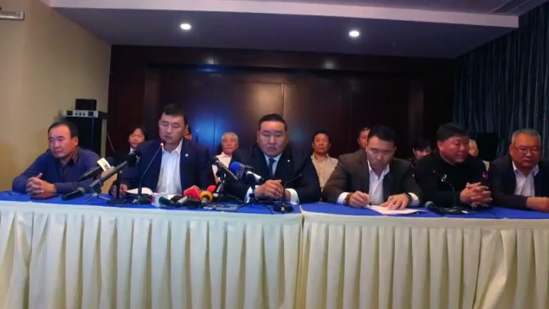 Хоёр дасгалжуулагчид хариуцлага тооцож, чөлөөт бөхийн үйл ажиллагаанд оролцох эрхийг хоёр жилээр хасахаар болжээ