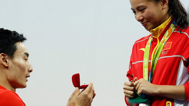 Олимпийн шагналын тавцангаас буумагцаа сүйн бөгж зүүлээ
