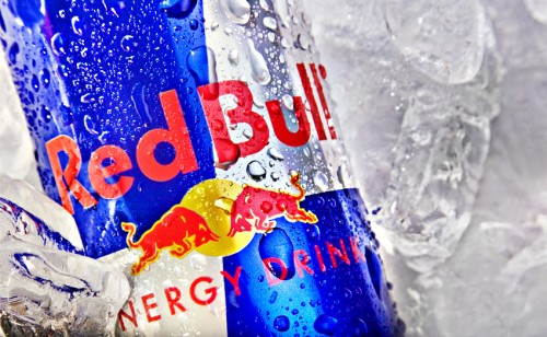 Red Bull энергийн ундааг бухын үрийн шингэнээр хийдэг.