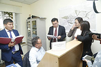 Улс төрийн мөнгөний гол a нь газрын бизнес