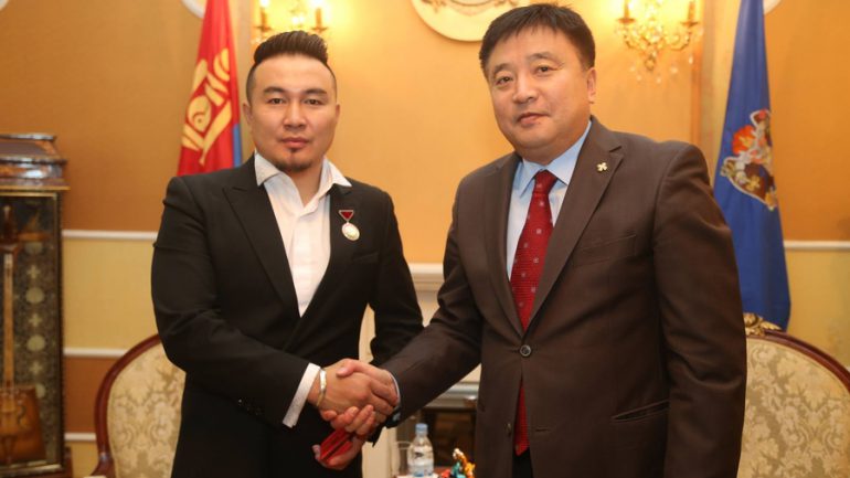 Мастер үсчин Н.Алтаншагайд хөдөлмөрийн хүндэт медаль гардууллаа