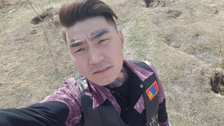 Ард түмнийхээ мөнгийг идээд таргалаад үхэхгүй байгаа хүмүүсийг бодвол шатсан ламп идсэн надад санаа зоволтгүй