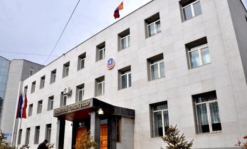 Айлуудын газрын гэрчилгээг хуурамчаар үйлдэж их хэмжээний мөнгө авсан гэх Т.Мөнхбаатарыг батлан даалтад гаргажээ