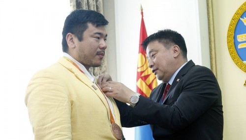 Су Батболд даргаа: Таныг 200 саяаар шоудаж байхад чинь 3 сартай нялх хүүхэд хүйтэн байшинд өвөлжих нь