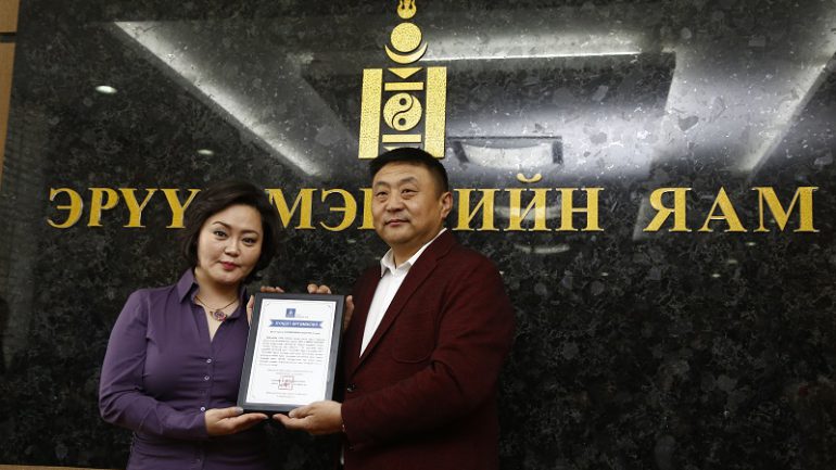 ЭМЯ-ны Төрийн нарийн бичгийн дарга Д.Очирбат жүжигчин Г.Ундармаад талархал илэрхийллээ