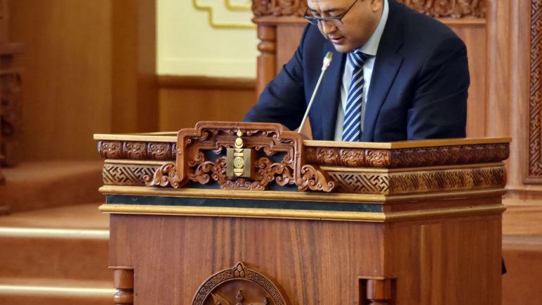 Хамгийн баян Сангийн сайд хүүхдүүдээс 20 мянгыг харамлаж, хөнжлийнхөө хэрээр хөлөө жий гэж даапаалав