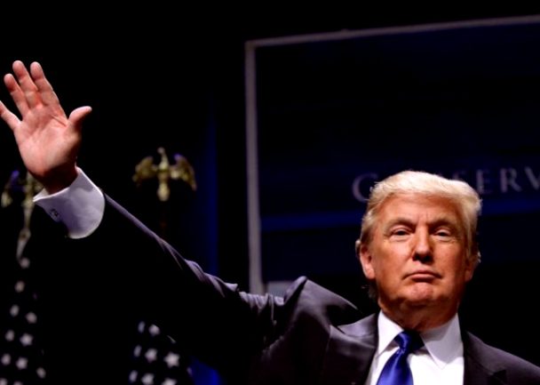 Д.Трамп ялалтаа тэмдэглэхээр штабынхаа байрнаас гарч явлаа