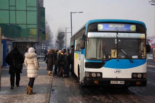 Автобусанд сууж байхад тормослосноос болж нүүрний болон хамрын яс нь хугарчээ