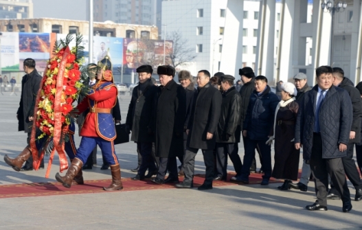 Их жанжин Д.Сүхбаатарын хөшөөнд цэцэг өргөлөө