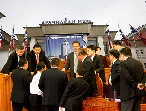 Байгуулагдаагүй фракцыг татан буулгав