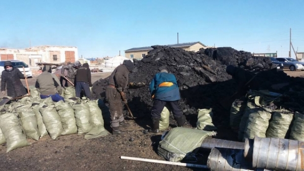 Ахмадууддаа 10 шуудай нүүрс үнэ төлбөргүй олгожээ