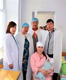 Ерөнхий сайд шинэ оны босгон дээр мэндэлсэн охинд гарын бэлэг илгээв