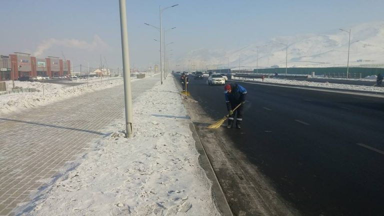 Авто замын зорчих хэсгийг цэвэрлэв