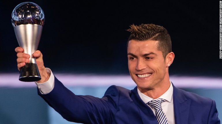 Роналдо “FIFA”-ийн шилдэг тоглогчийн шагнал хүртлээ