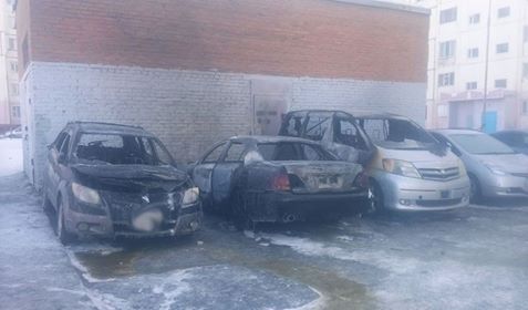 Зогсоол дээр гурван автомашин шатжээ