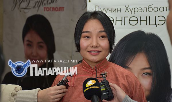 Олны харааг булаасан дуучин бүсгүй