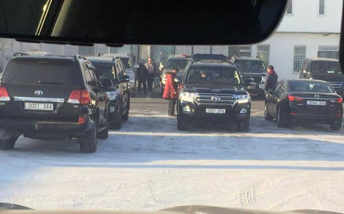Бүсээ чангалсан засаг ноёд Солонгосоор аялж, “0001” дугаартай жийпүүдээрээ тосуулав