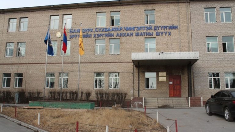 Шүүх танхимд хоолойгоо хэрчиж, амиа хорлохыг завджээ