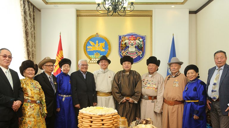 Хотын удирдлагууд 9 дүүргийн ахмадуудын төлөөлөлд хүндэтгэл үзүүллээ