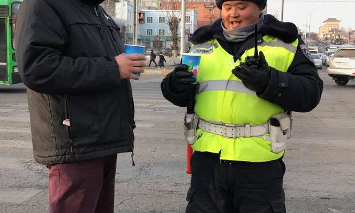 Жүжигчин М.Баярмагнай цагдаа нарыг халуун сүүгээр дайллаа