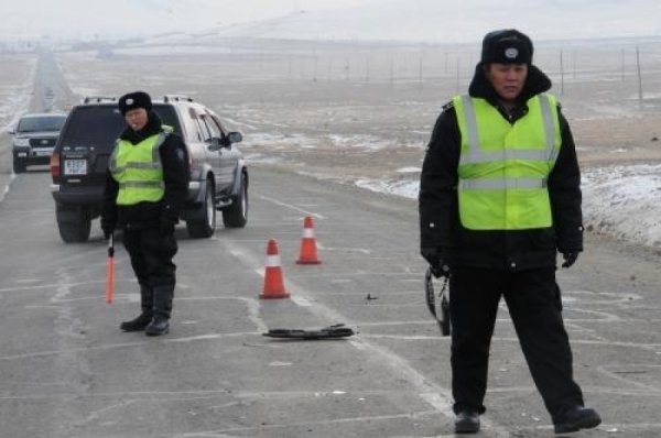 Орон нутгийн замд осол гарч, нэг хүн газар дээрээ амиа алджээ