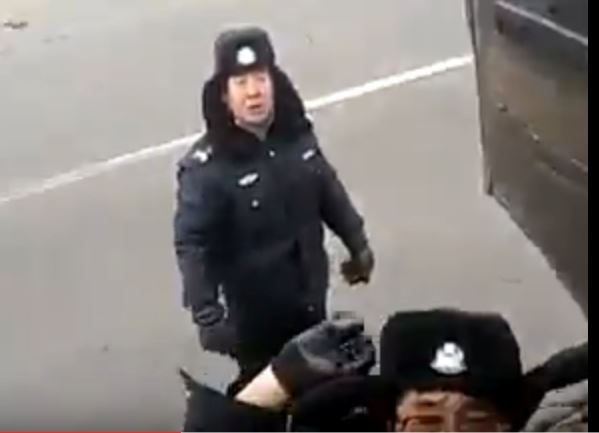 Хил дээр монгол жолоочийг зодож буй хятад