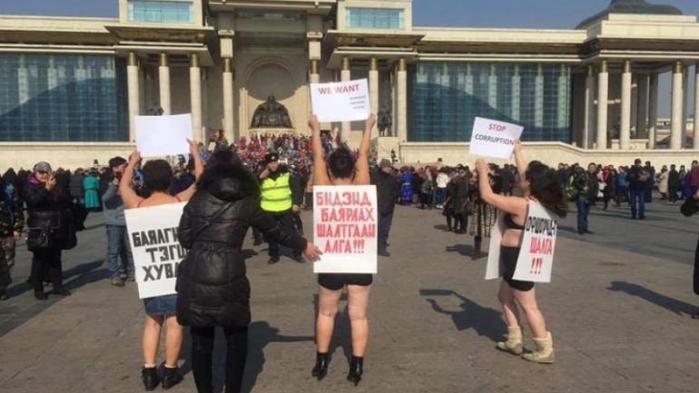 Хагас нүцгэн жагссан эмэгтэйчүүдийн торгуулийн мөнгийг нэгэн иргэн төлжээ