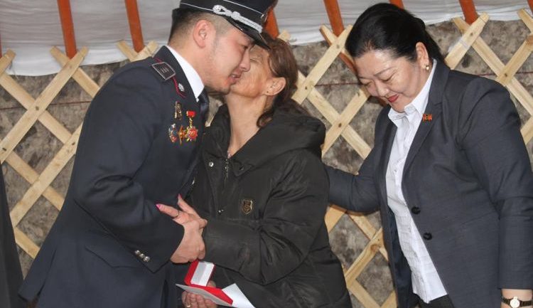 Цагдаагийн дэслэгч Г.Ганбаяр шагналын  өргөө гэрээ өндөр настан Х.Мандахад  бэлэглэжээ