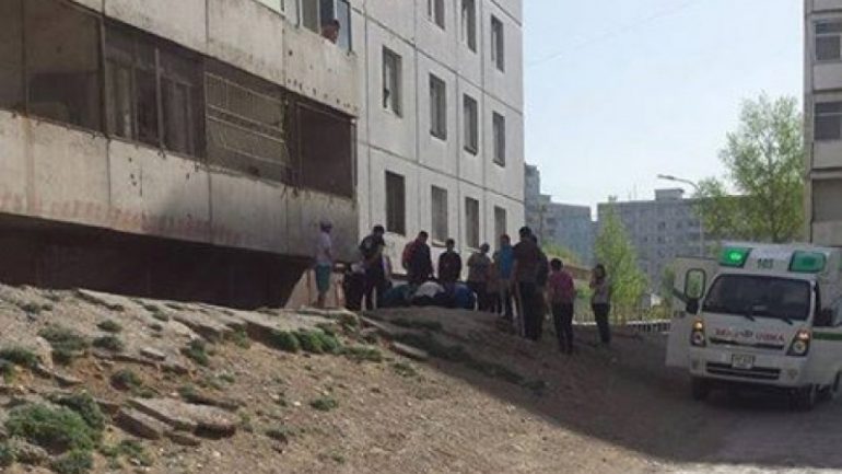 СЭРЭМЖЛҮҮЛЭГ: Гурван настай хүү таван давхраас унаж гэмтжээ