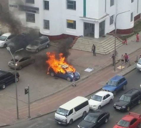 “Голомт” хотхоны гадаа байсан Приус машин бүрэн шатжээ