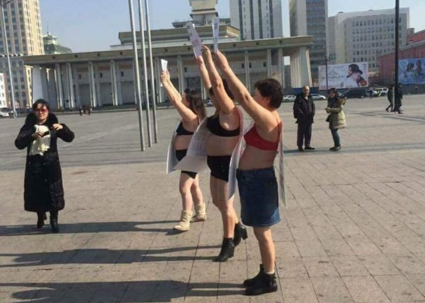 Ээжүүд эх үрсийн баяраар бүтэн нүцгэлж жагсана гэв