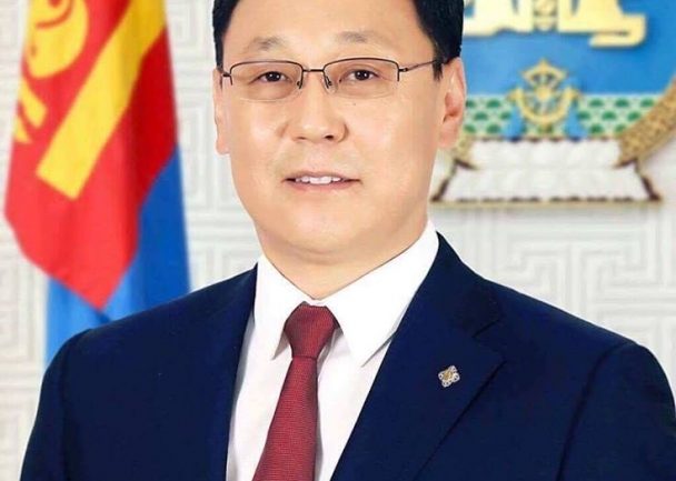 Зөв хүн болж өсч хүмүүжихийг эрхэм дүү нартаа хүсэн ерөөе
