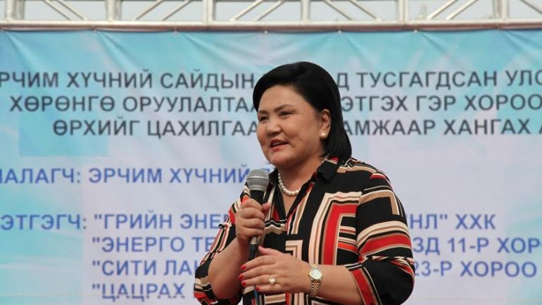 Д.Оюунхорол Дарь-Эхийн тоггүй айлуудыг эрчим хүчинд холбууллаа