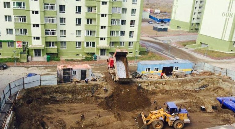 НЗДарга С.Батболд танаа: 1080 айлын хүүхдүүд тоглоомын талбайгаа барилгын компанид булаалгалаа