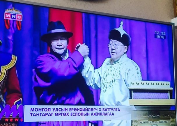 Ерөнхийлөгч Х.Баттулга тангаргаа өргөж, тамгаа гардаж авлаа