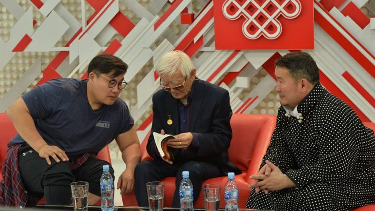 Б.Баатар: Би бол золиос. Уран бүтээлч хүн улстөрчид шиг өөрийгөө хамгаалах дархлаа суугаагүй гэнэн байдаг юм байна./ярилцлага-1/