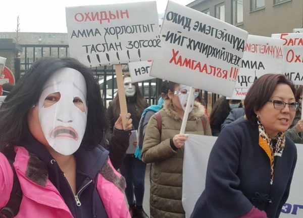 Гурван настай охин төрсөн эцэгтээ хүчирхийлүүлдэгээ ээждээ хэлэхийг оролддог байжээ