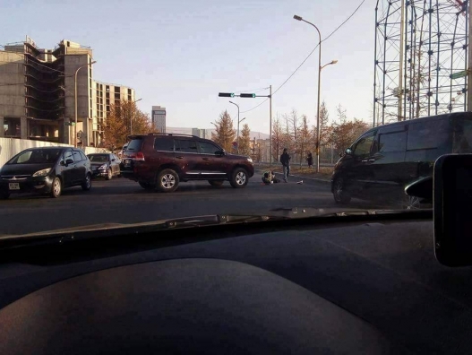 Замын цагдааг мөргөж унагажээ