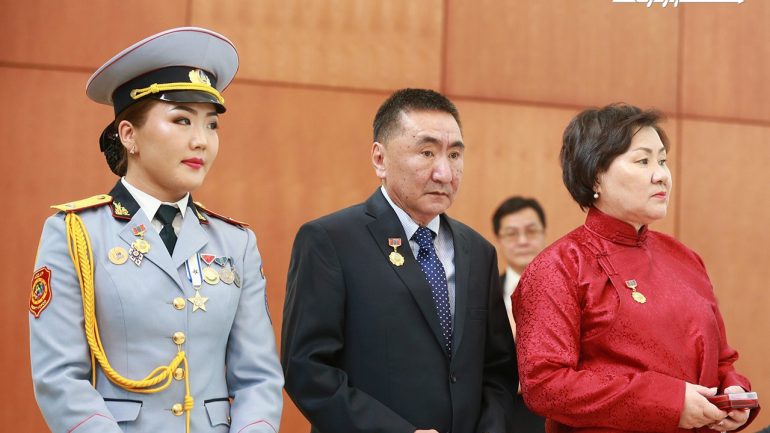 П.Орхон гавьяатын цолоо гардав